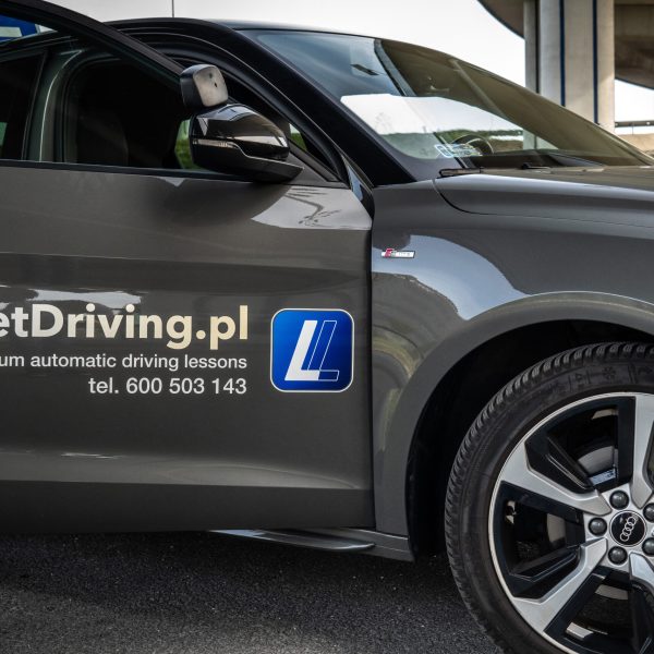 Instruktor GetDriving wraz z samochodem szkoleniowym Audi A1 na ulicach Białołęki