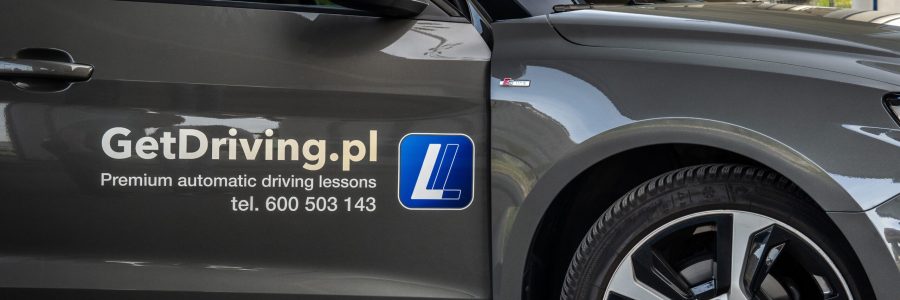 Instruktor GetDriving wraz z samochodem szkoleniowym Audi A1 na ulicach Białołęki